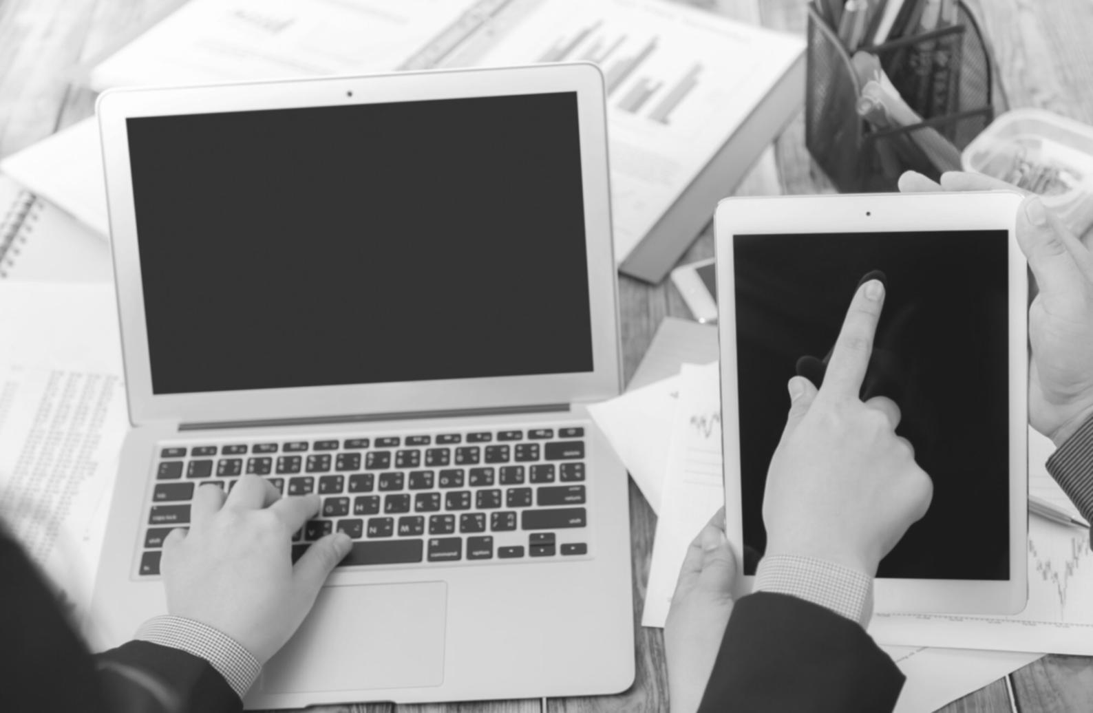 Finanzanalyst arbeitet mit komplexen Marktdaten